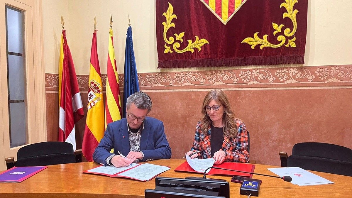 Signatura de l'acord de govern entre PSC i En Comú Podem
