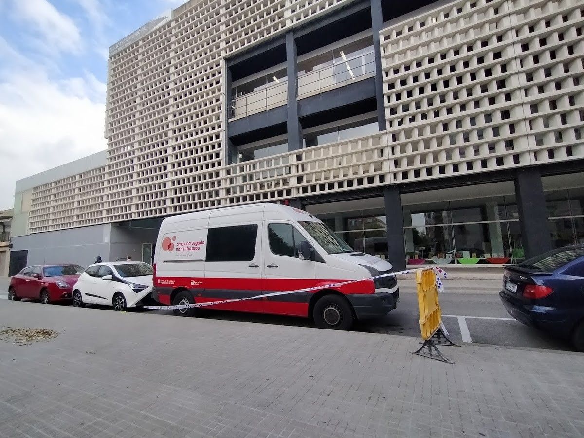 La furgoneta de donació de sang davant la Biblioteca