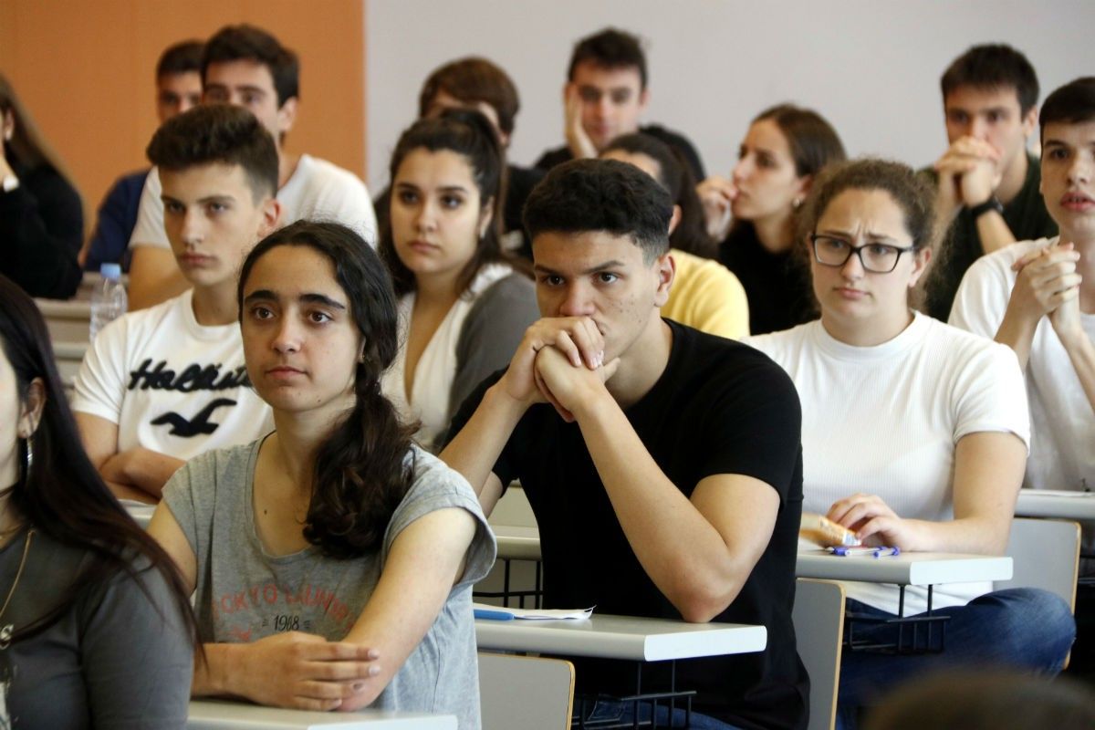 Alguns alumnes esperant l'inici de les PAU al Campus Catalunya de Tarragona. 