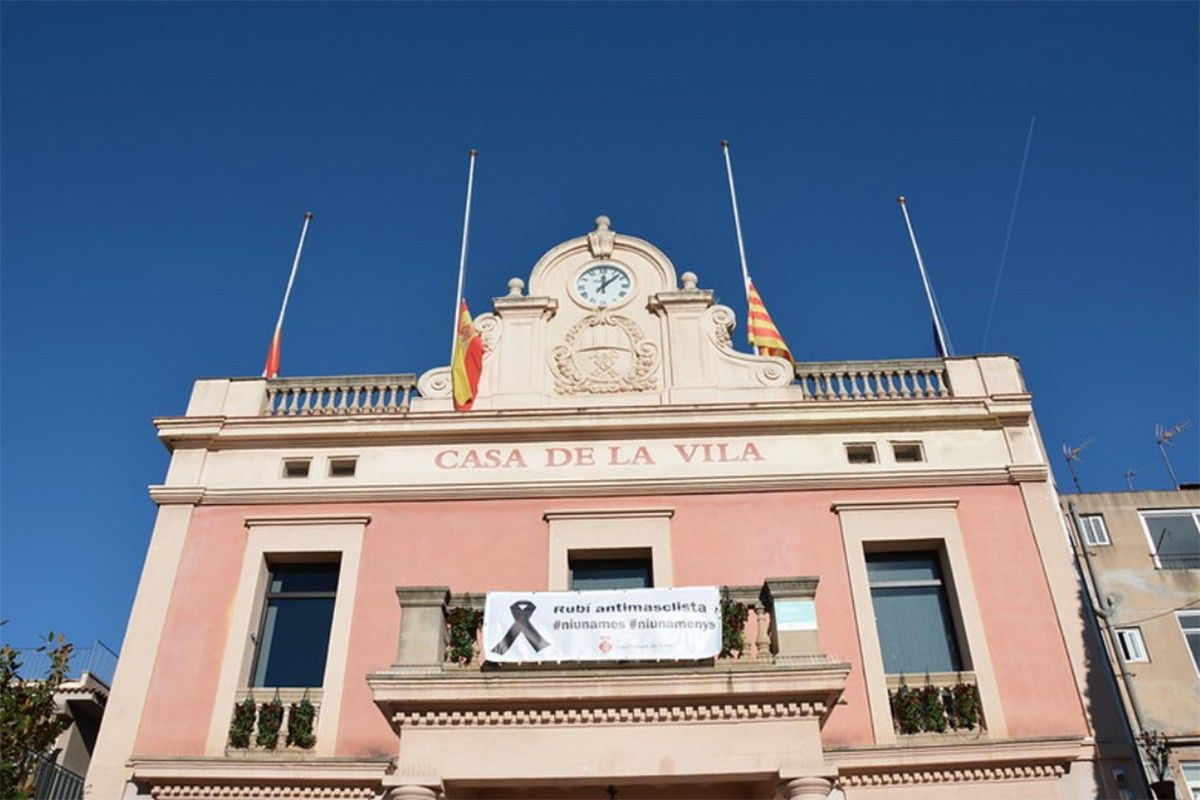 Banderes a mig pal per condemnar la violència masclista a Rubí