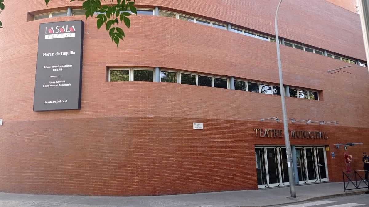 El teatre municipal La Sala és un dels equipaments on hom s'ha d'inscriure prèviament