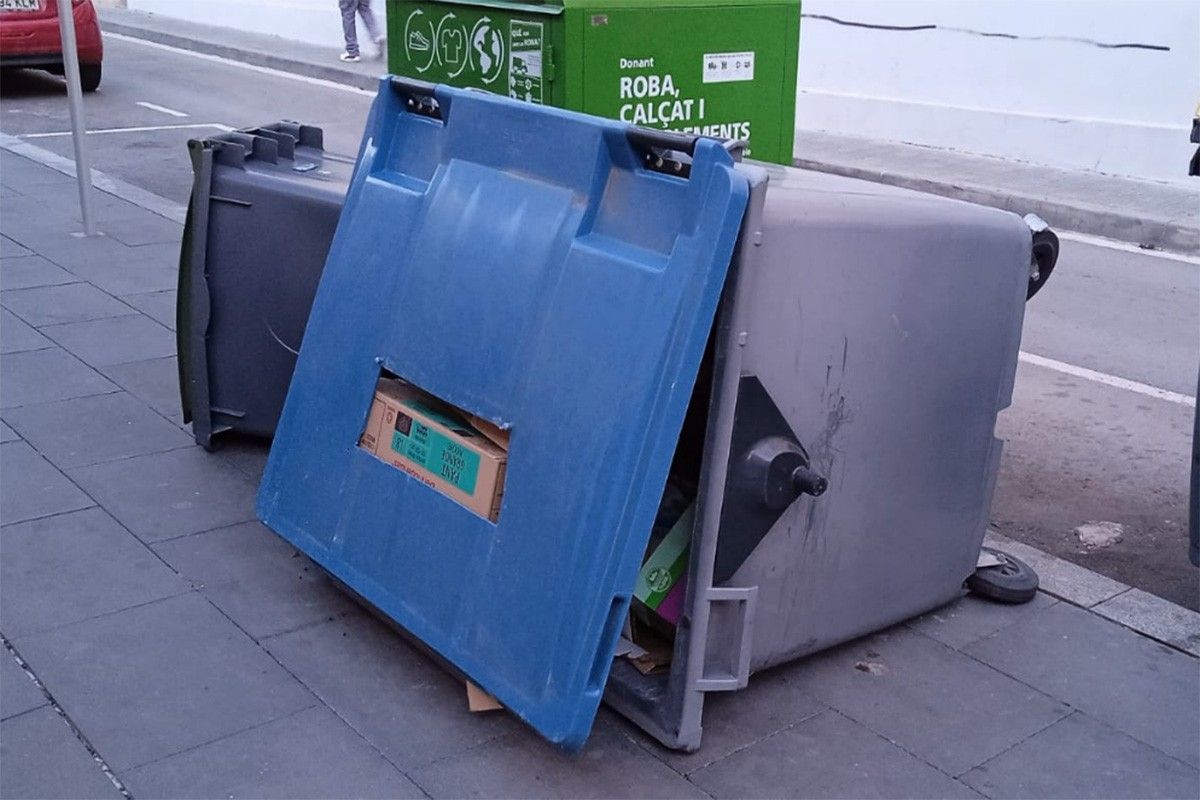 Dos contenidors bolcats al carrer García Lorca