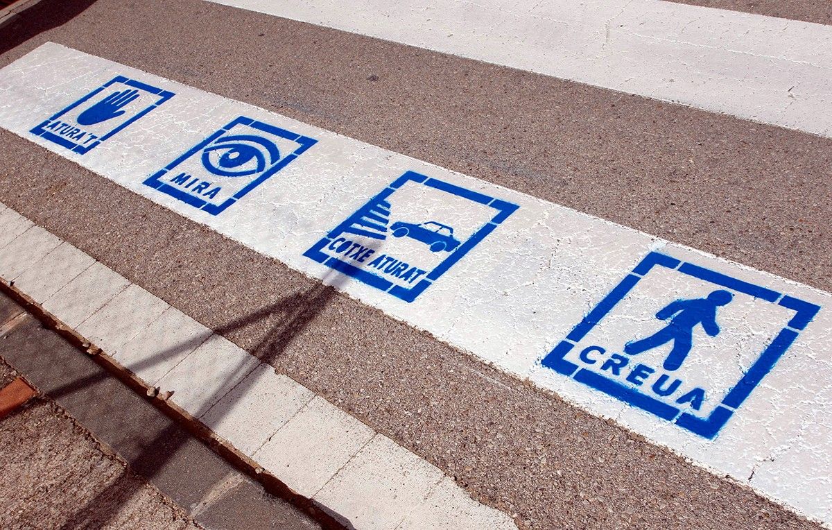 Els quatre pictogrames en color blau que es pintaran en alguns passos de vianants de Roquetes