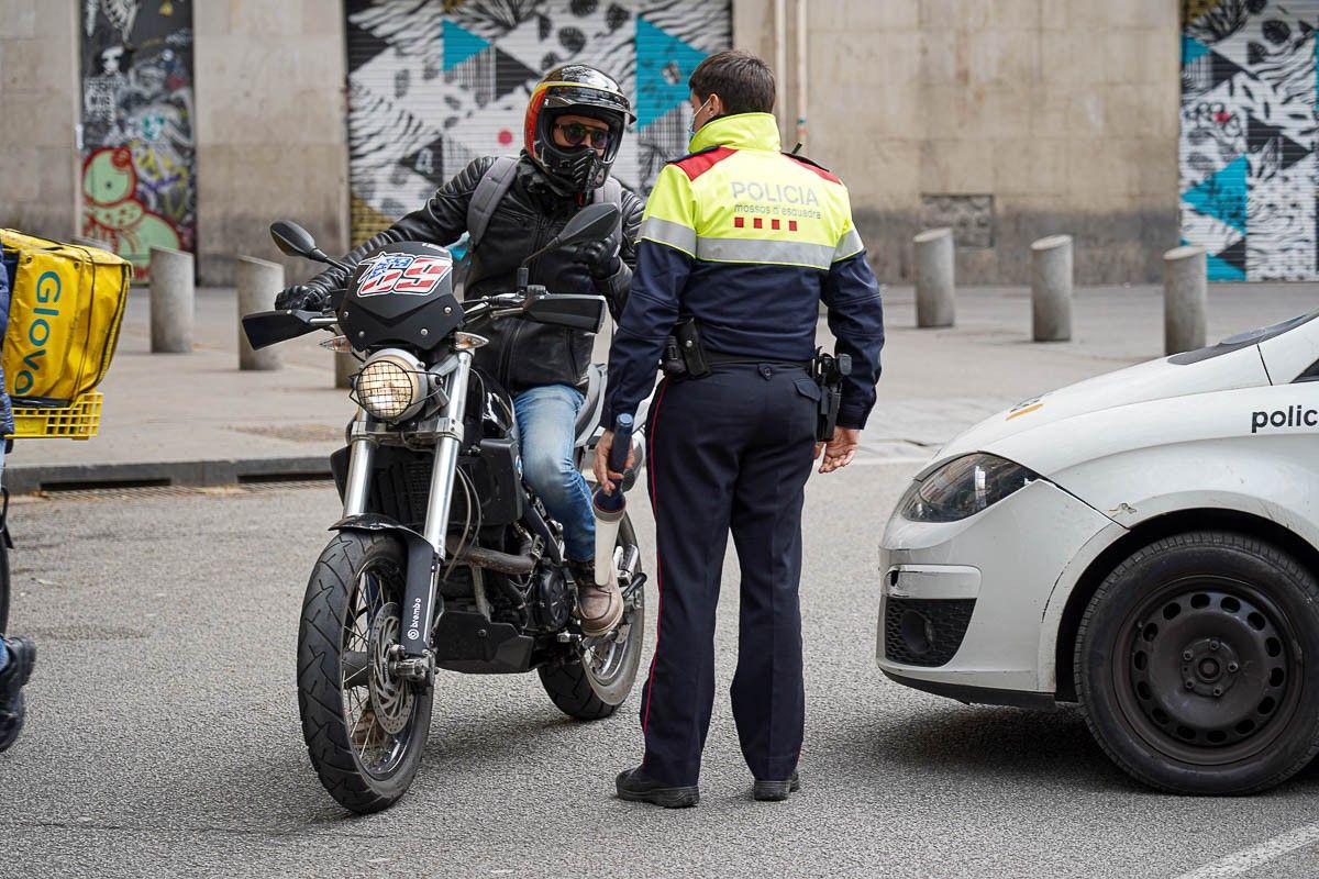 Control policial de desplaçaments a Barcelona, durant el confinament