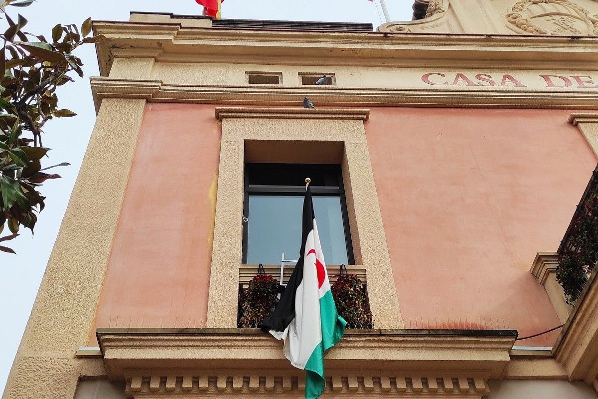 La bandera del Sàhara oneja a la façana de l'Ajuntament de Rubí