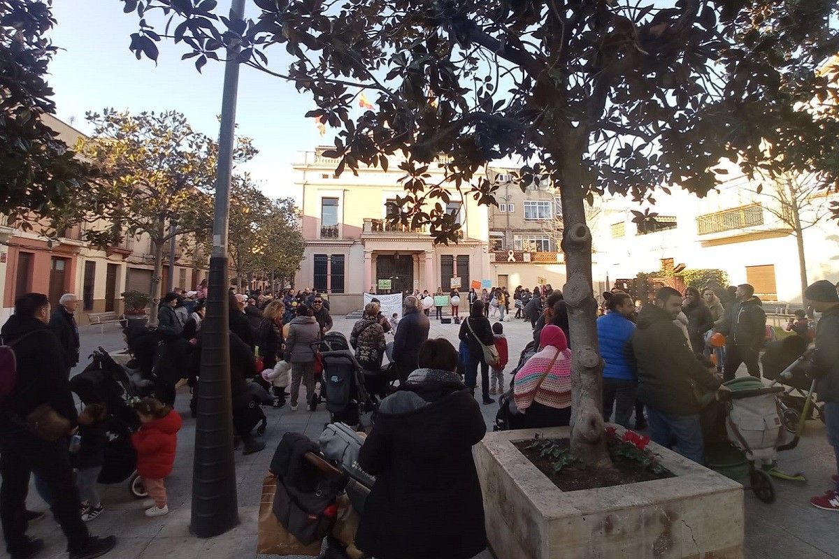 Treballadores de les escoles bressol municipals protesten davant de l'Ajuntament
