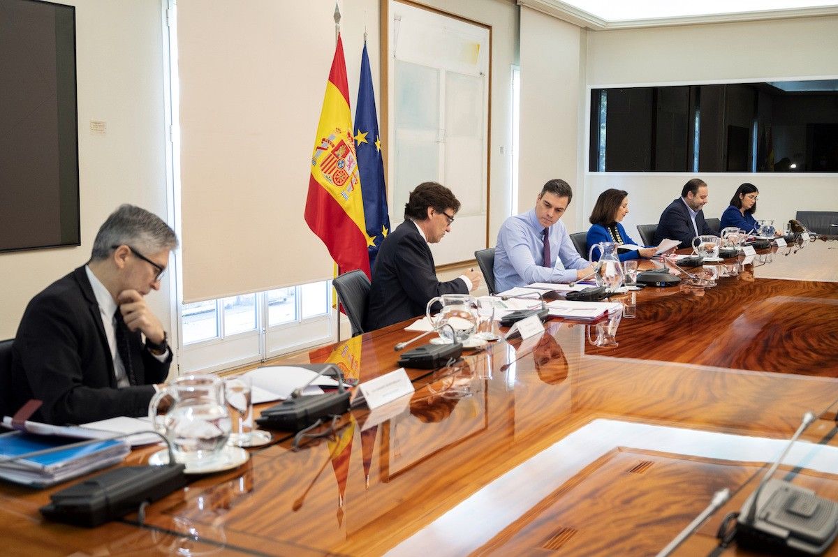 Pedro Sánchez i els ministres en la reunió amb els presidents autonòmics