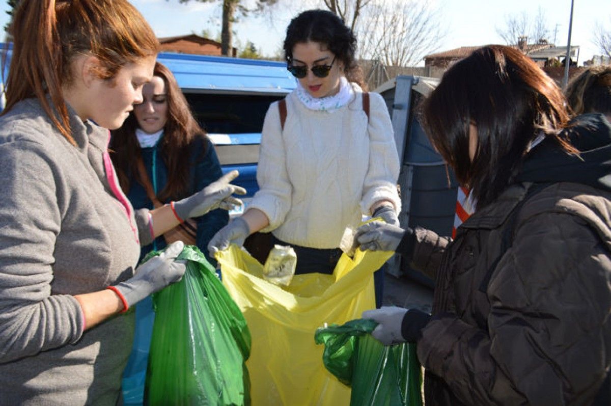 Voluntaris recollint i classificant els residus a Sant Muç