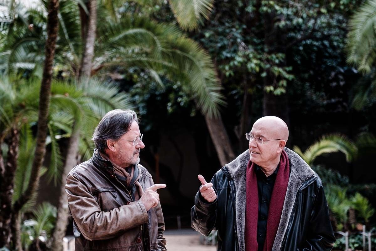 Enric Marín i Joan Manuel Tresserras fotografiats als jardins del Palau Robert