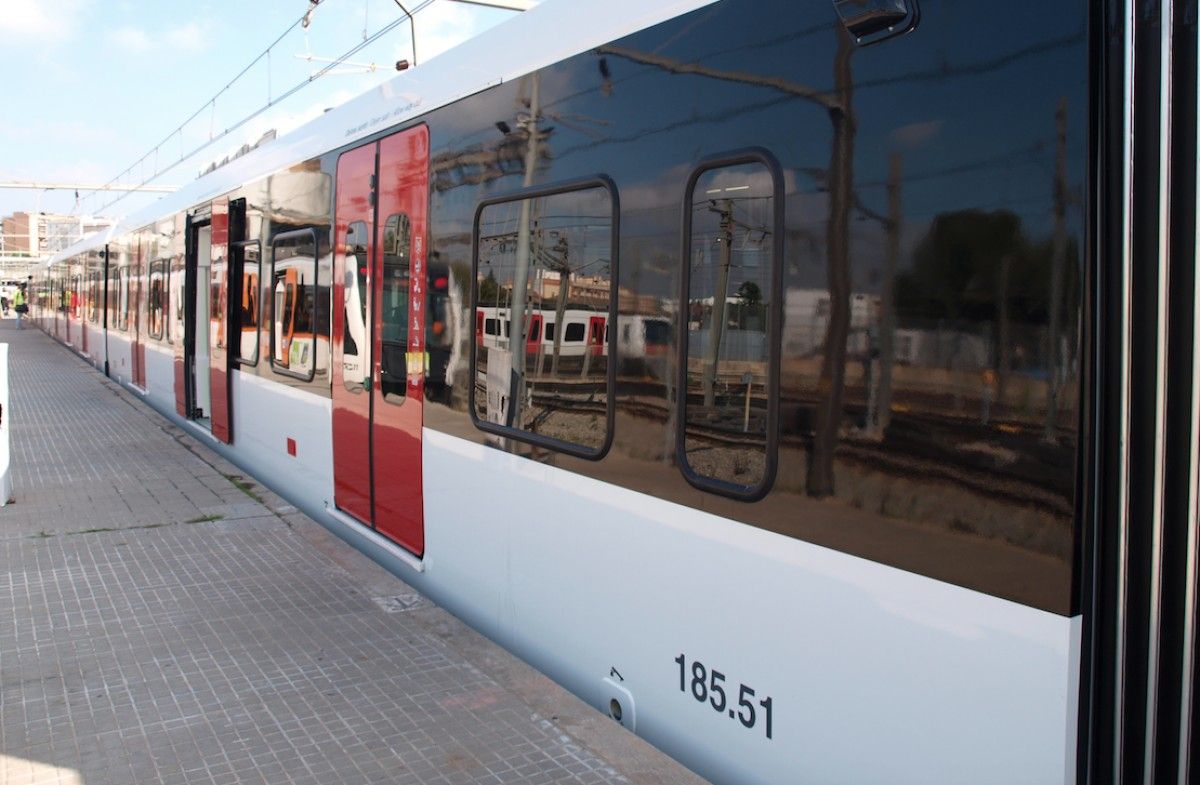 Una de les noves unitats de tren al Metro del Vallès