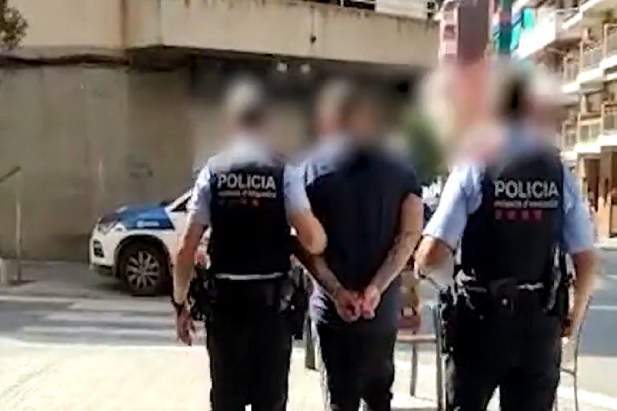 Els Mossos s'enduen una persona detinguda a la zona del Progrés