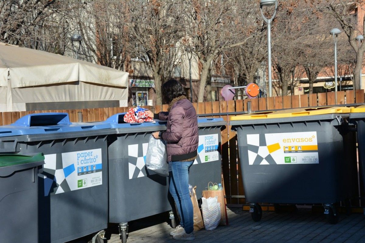 Una persona llençant residus als contenidors de Rubí. 