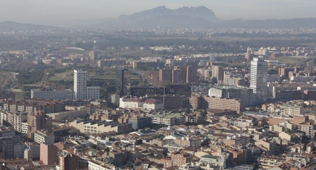 Sabadell, amb Montserrat al fons.