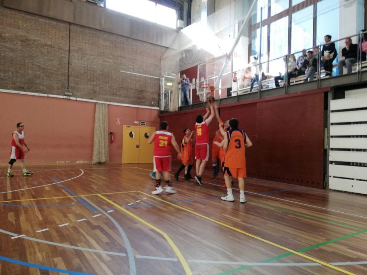 L'equip A de bàsquet del C.E.Horitzó durant el partit de victòria