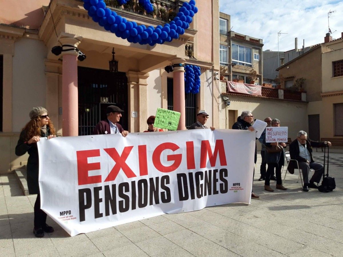 El Moviment per unes Pensions Dignes mobilitzant-se davant les portes de l'Ajuntament