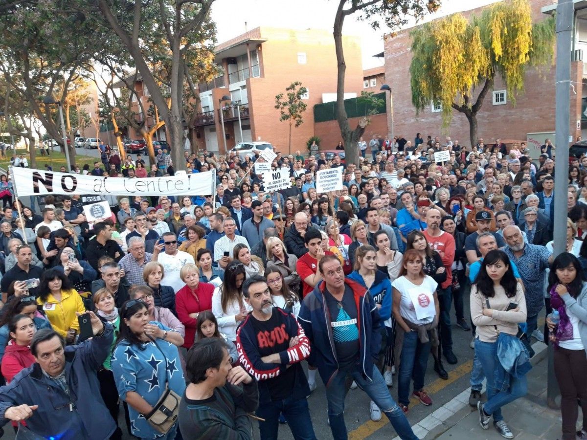 Centenars de persones s'han manifestat en contra de l'obertura del centre de menors