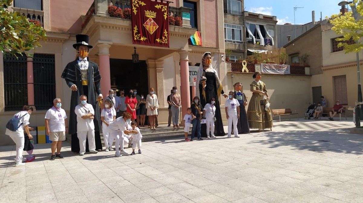 Els Gegants de Rubí i les autoritats municipals a la plaça de l'Ajuntament