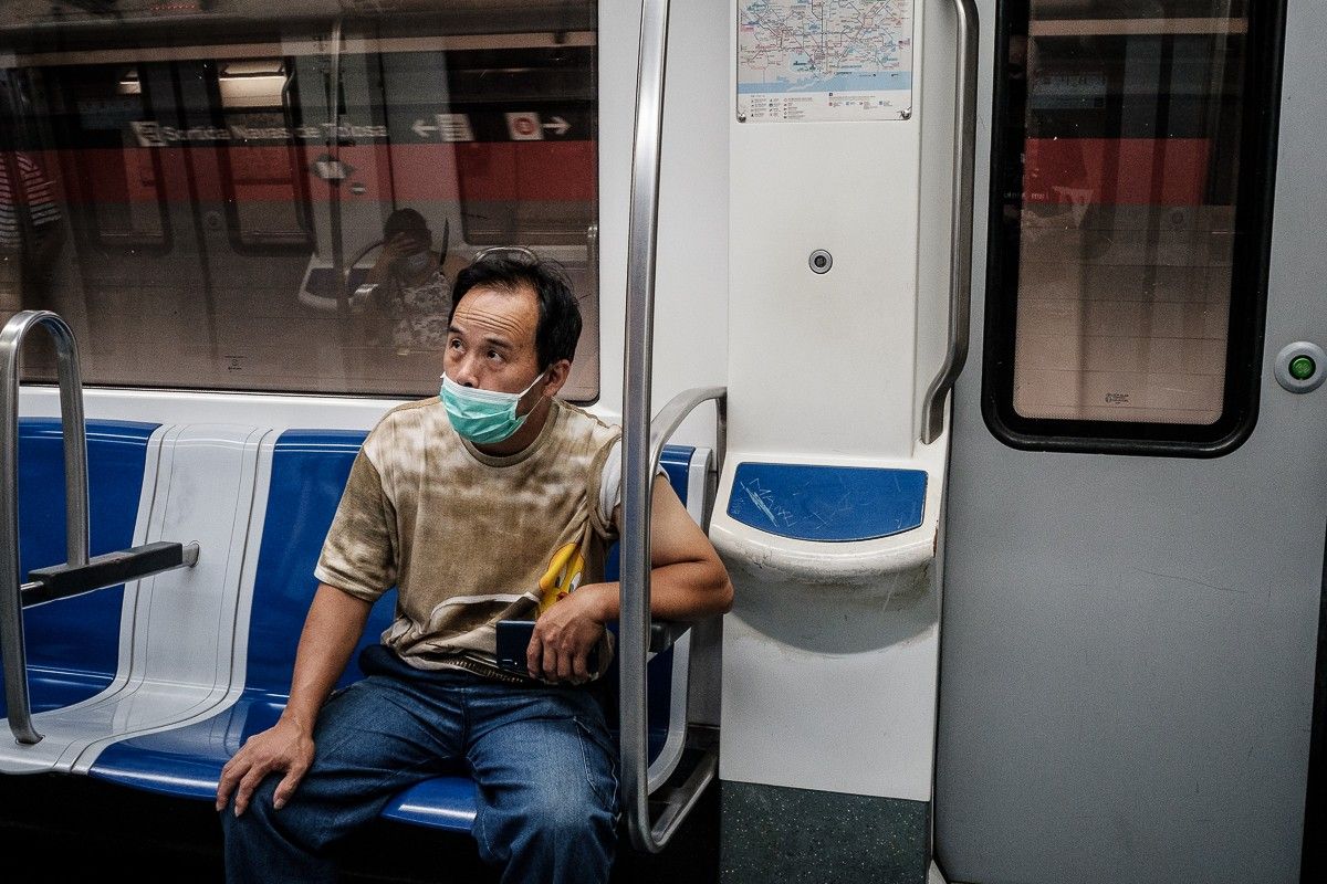 Un home amb mascareta al metro de Barcelona.