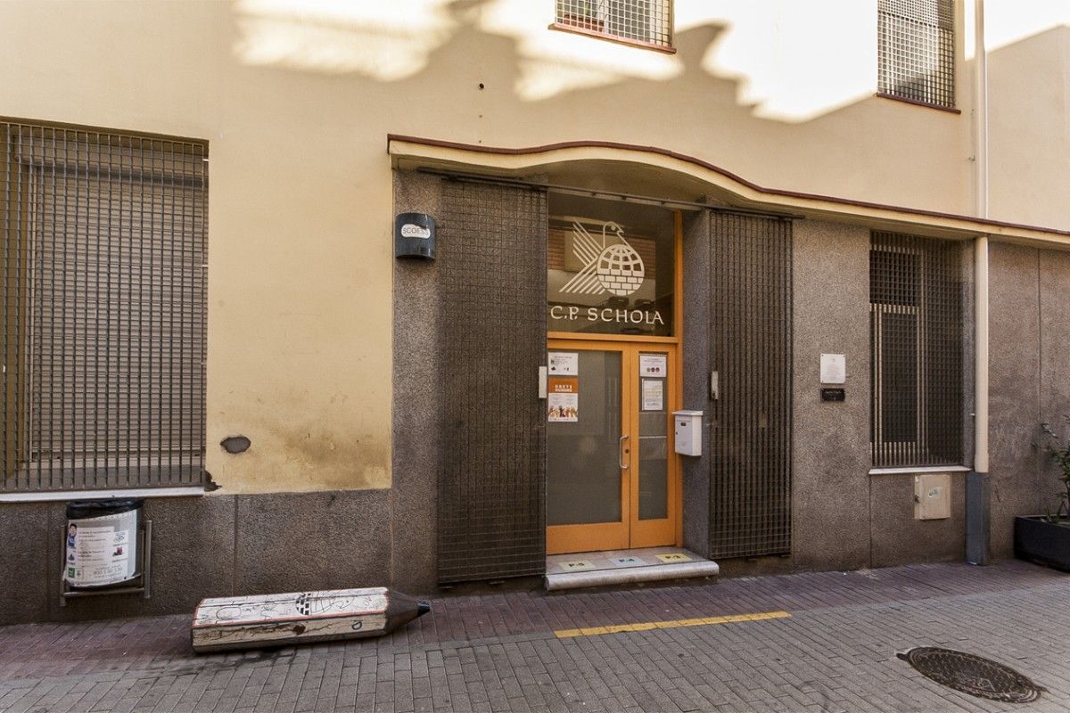 L’escola Schola està ubicada al carrer de Sant Pere 