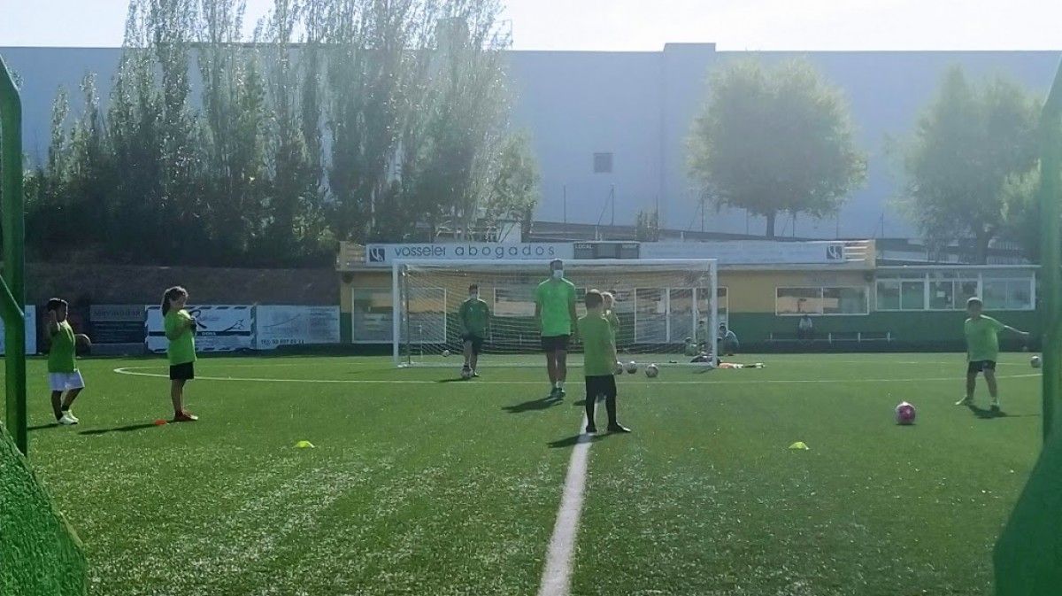 Infants jugant a futbol a l'Olimpic de Can Fatjó