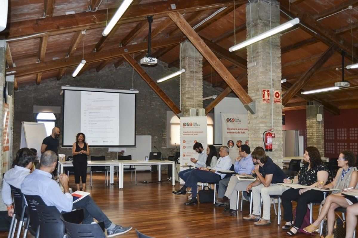 La sessió de grup sobre cultura digital a la Masia de Can Serra