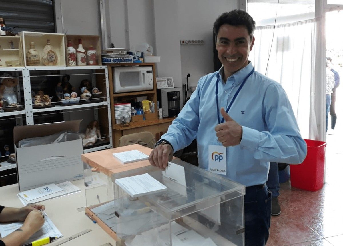 Juan José Giner ha votat a l'Associació de Veïns de la Plana de Can Bertran