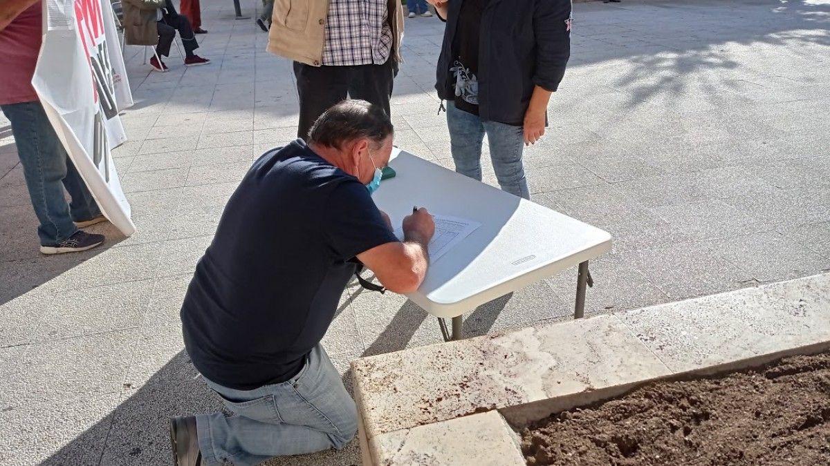 Un home signant per reclamar millores en l'atenció sanitària a Rubí