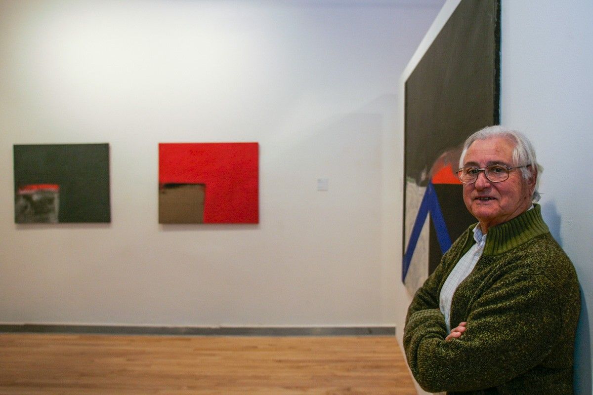 L'artista Alfons Borrell en una de les seves exposicions