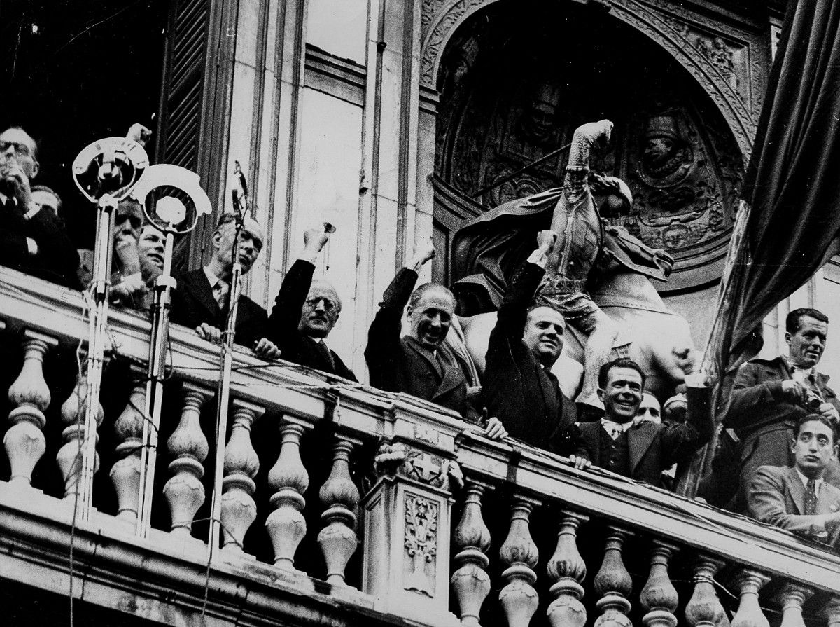 08/11/1936	Joan Comorera, Jaume Aguadé, el consol rus, Antonov-Ovseenko, Lluís Companys entre altres al balcó del Palau de la Generalitat