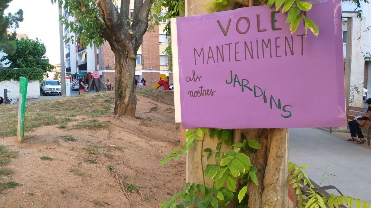 Els veïns de la Plaça dels Nens reclamen manteniment per als seus jardins
