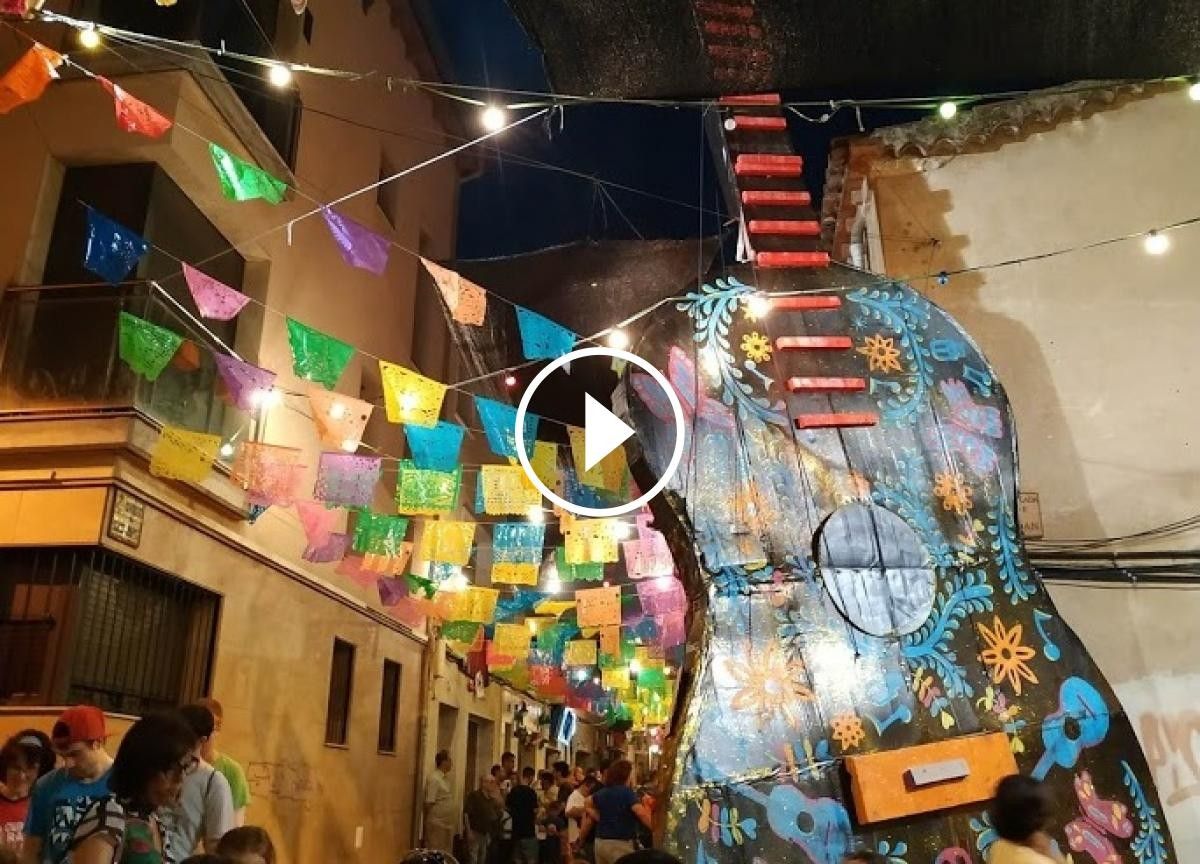 La festa mexicana del Dia dels Morts ha estat la temàtica de les festes del Carrer Sant Jaume d'enguany