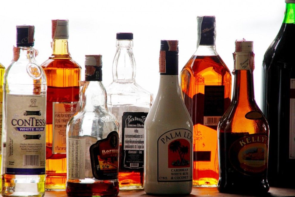 Ampolles de diversos tipus de begudes alcohòliques