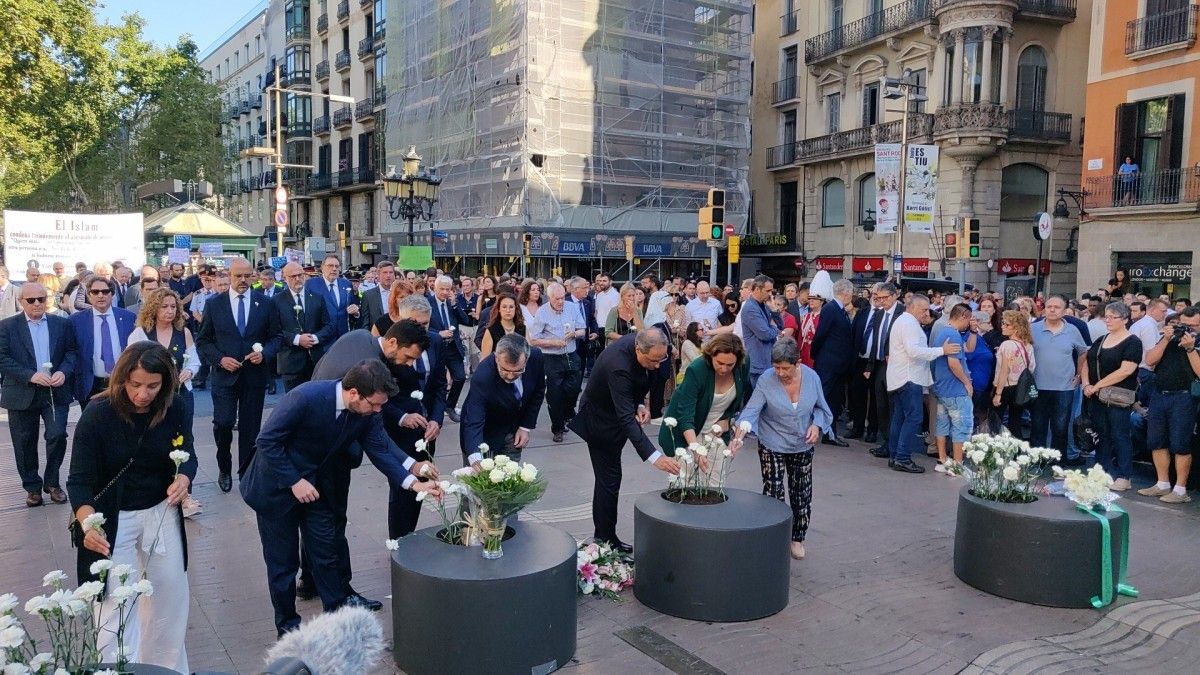 Ofrena floral de les autoritats polítiques en l'acte de record a les víctimes del 17-A
