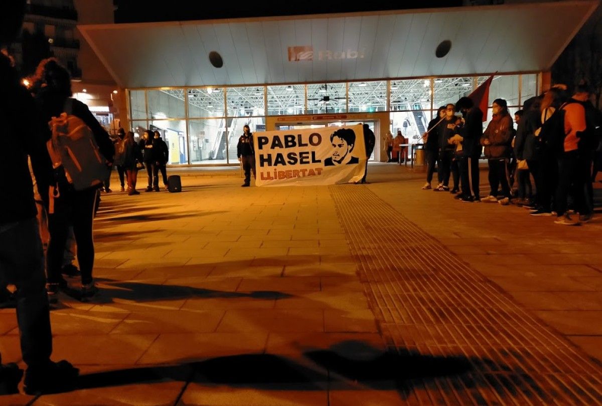 La manifestació contra l'empresonament de Pablo Hasél ha acabat a la plaça de l'Estació