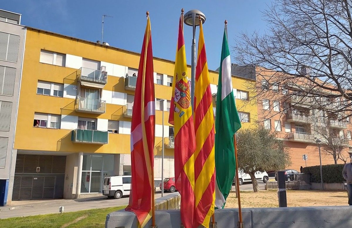 Banderes a la plaça d'Andalusia, on s'ha fet l'acte solemne i l'ofrena floral