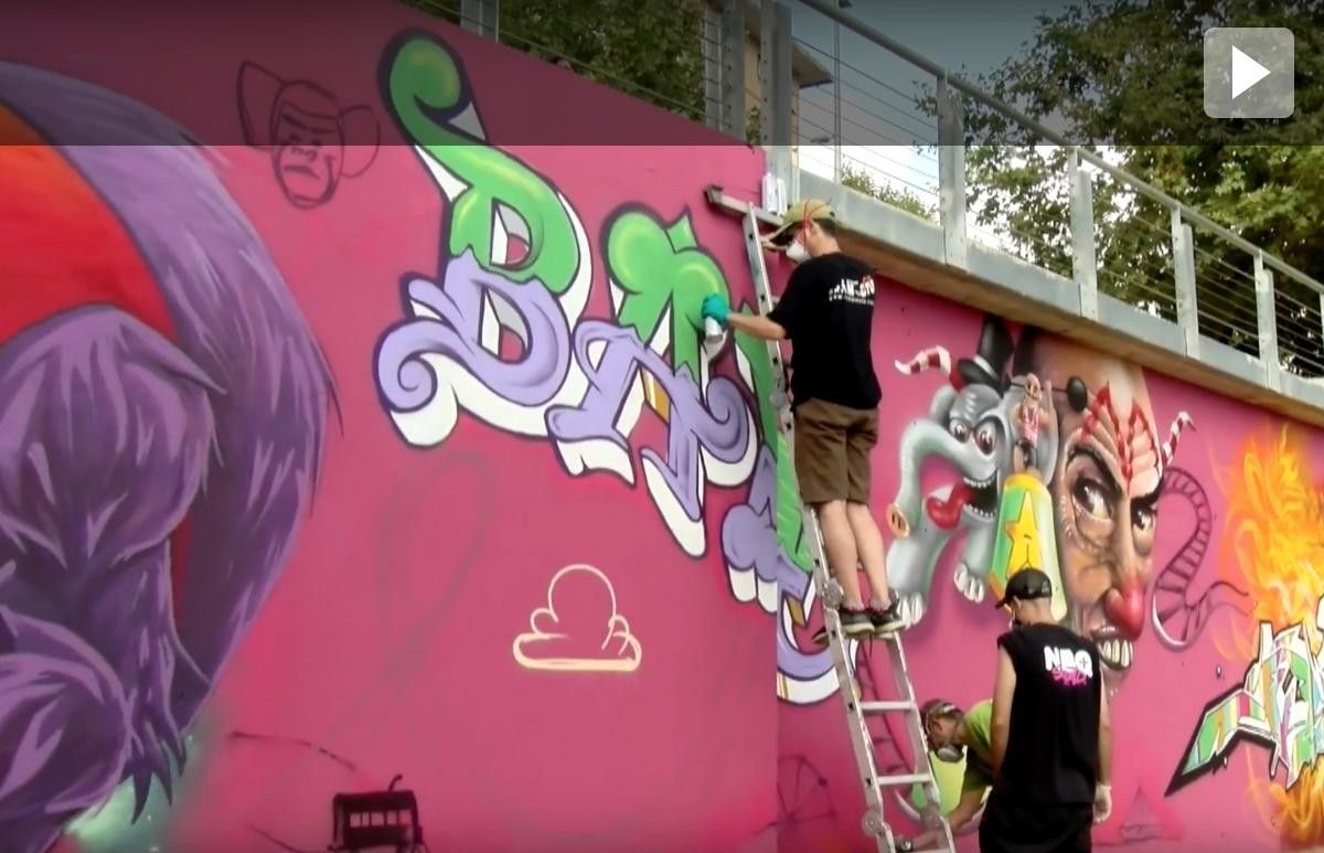 Grafiters renoven la imatge de la plaça Josep Tarradelles