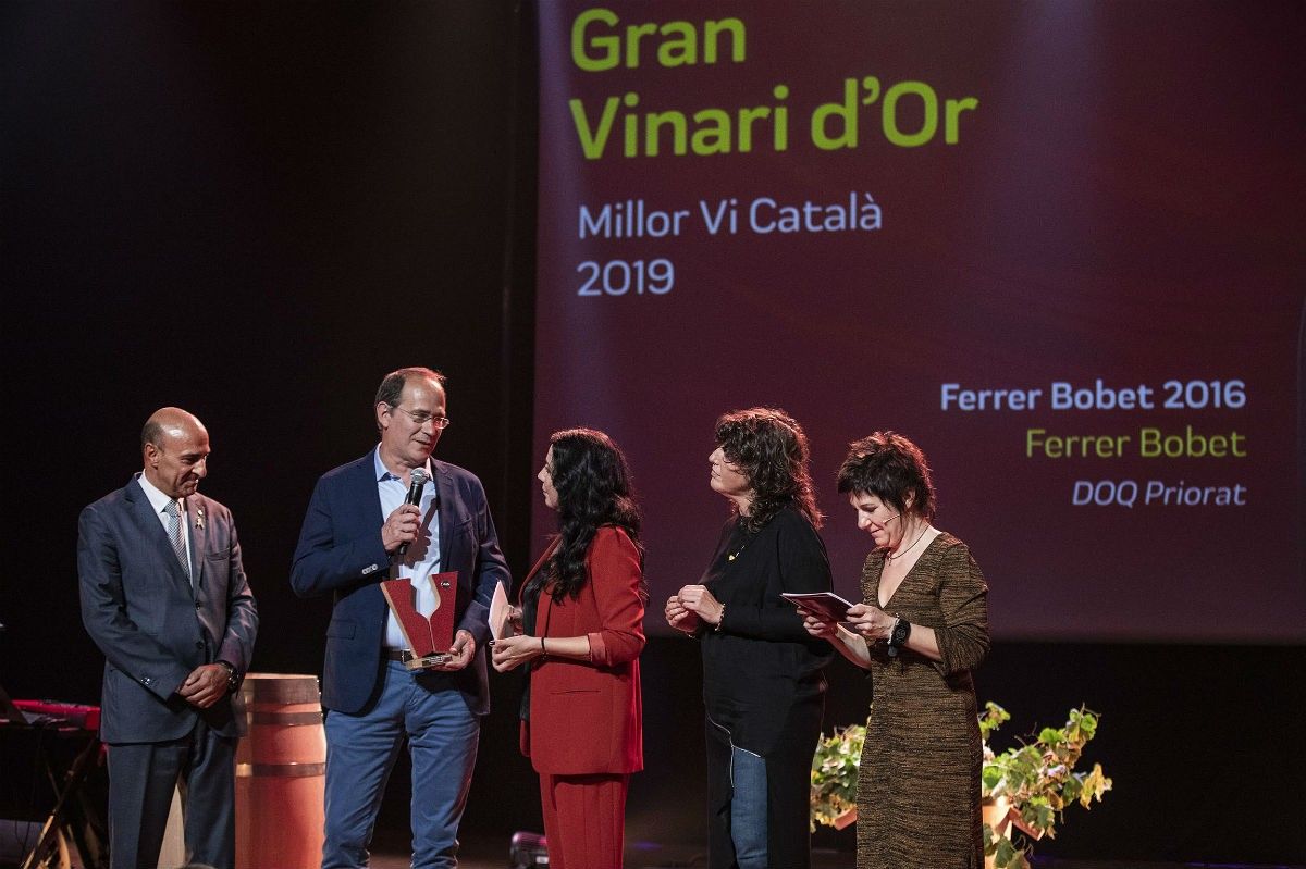 La consellera d'Agricultura, Teresa Jordà, lliurant el Gran Vinari d'Or 2019. 