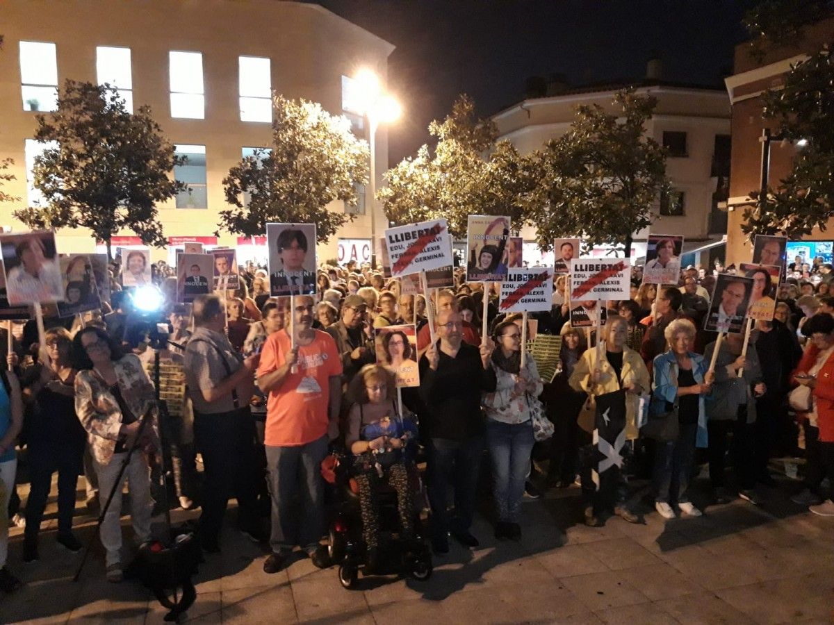 Prop d'un miler de persones es concentren a les portes de l'Ajuntament de Rubí contra la sentència de l'1-O