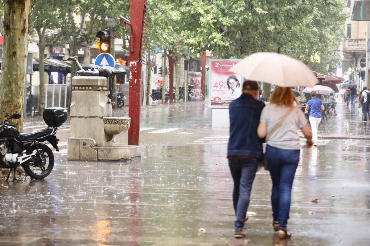 Vianants sota la pluja  a Sabadell.