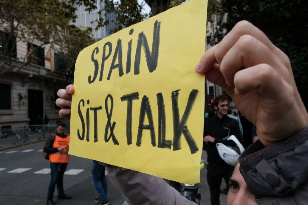 Concentració del Tsunami Democràtic a la delegació del govern espanyol aquest dilluns per exigir diàleg a Sánchez.
