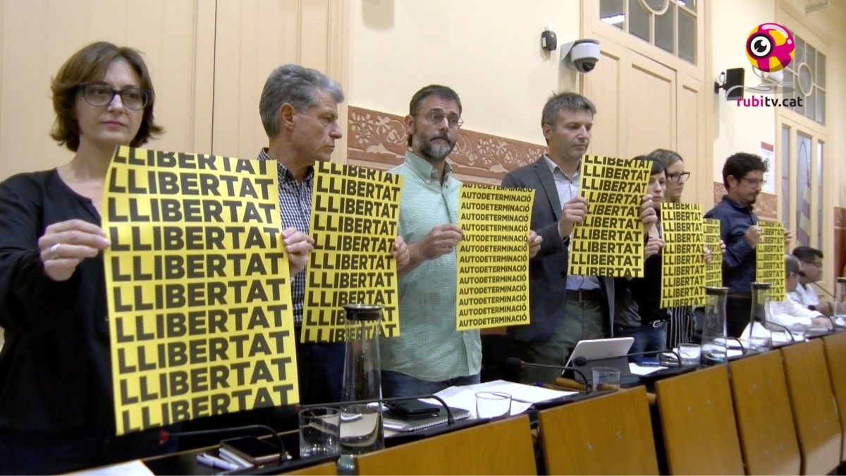 Els regidors d'ERC i l'AUP van exhibir cartells demanant llibertat i autodeterminació