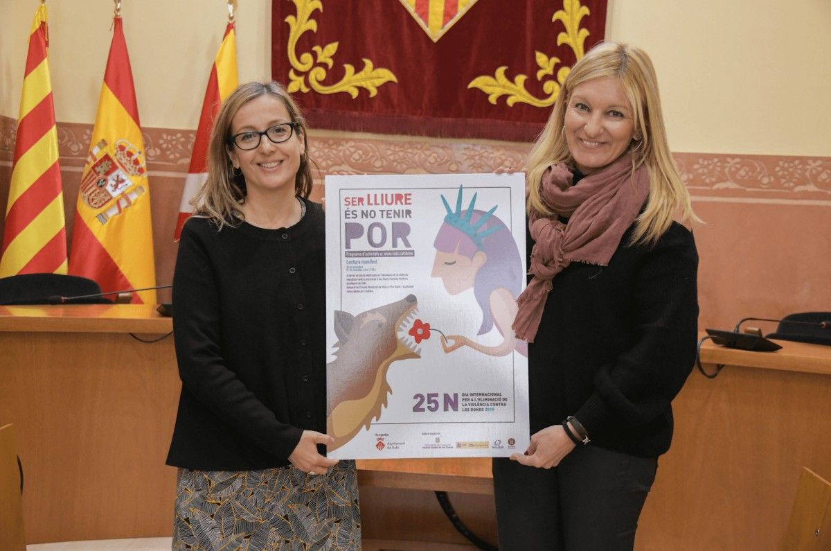 La regidora d’Igualtat i l’alcaldessa de Rubí amb el cartell del 25N 2019