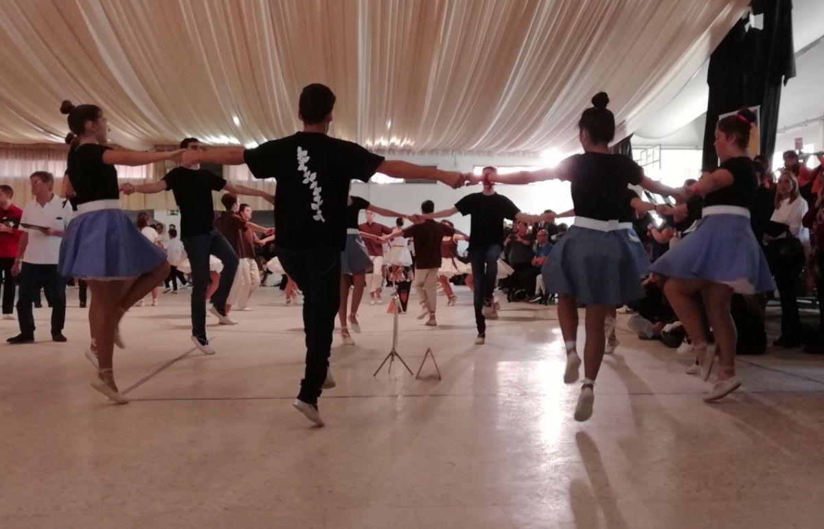 La colla infantil de l'Escola de Sardanes Flor de Neu, ballant a la Sala Kursaal de Valls
