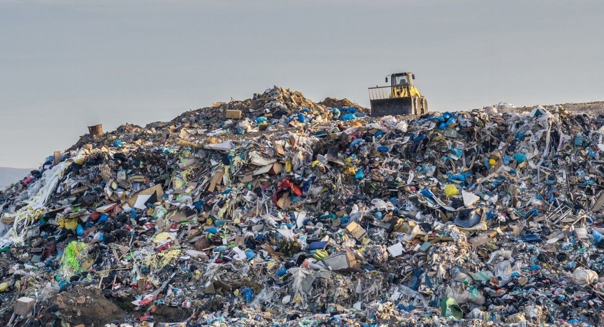 Una muntanya de residus plàstics