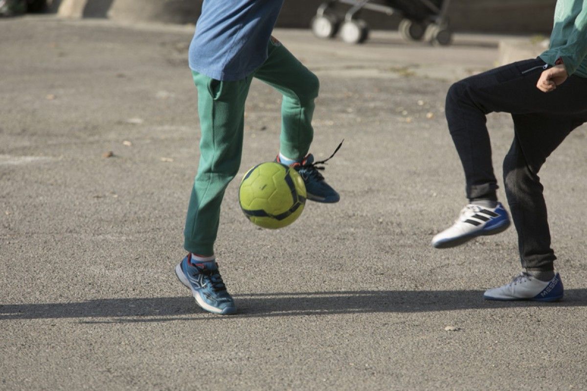 Infants jugant a Futbol