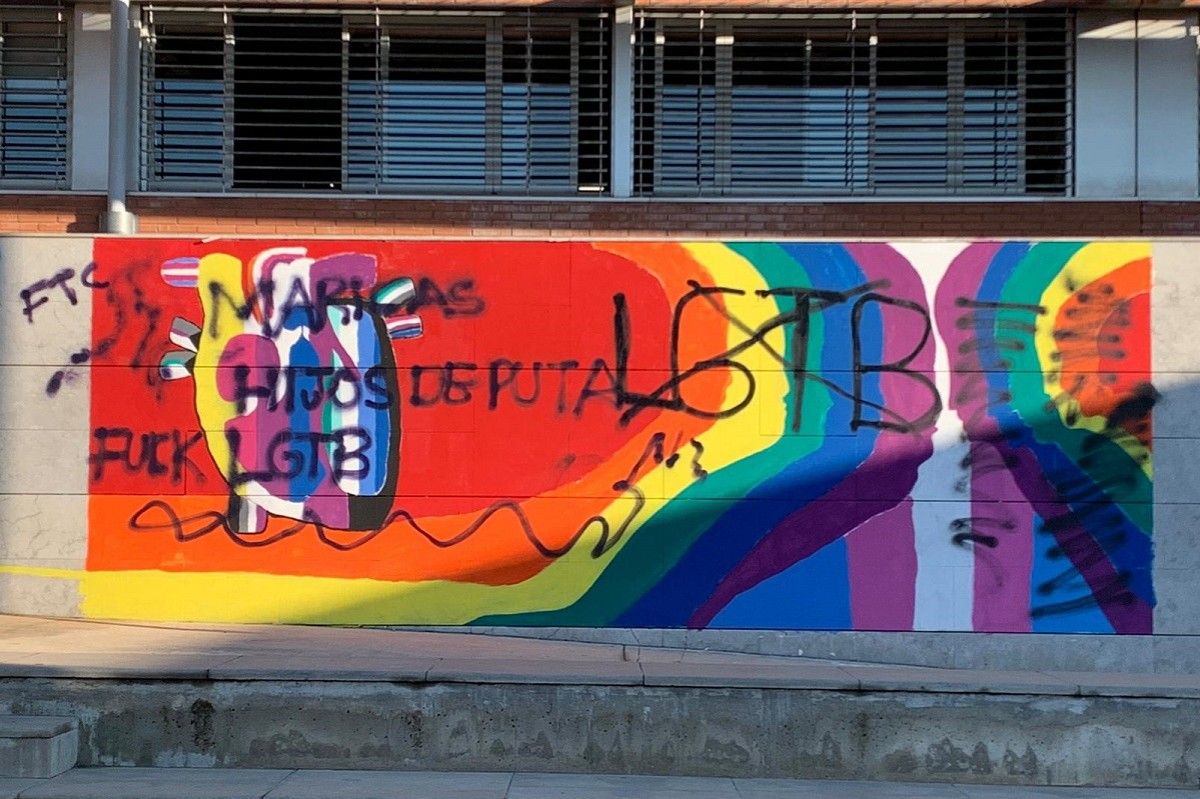 El mural atacat amb missatges homòfobs a la zona d'esbarjo de l'institut L'Estatut.