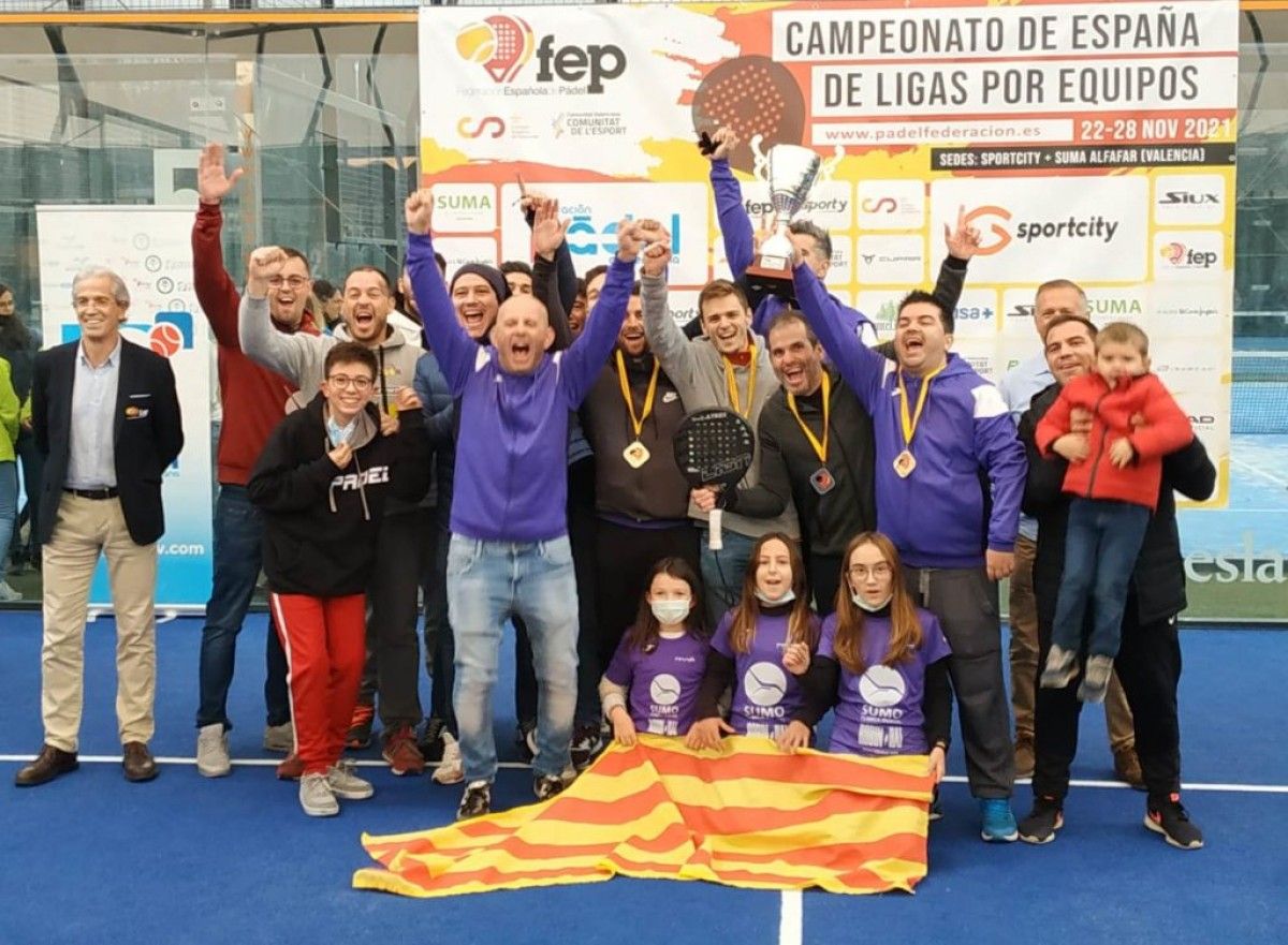Els integrants de l'equip rubinenc celebren el títol aconseguit a València.