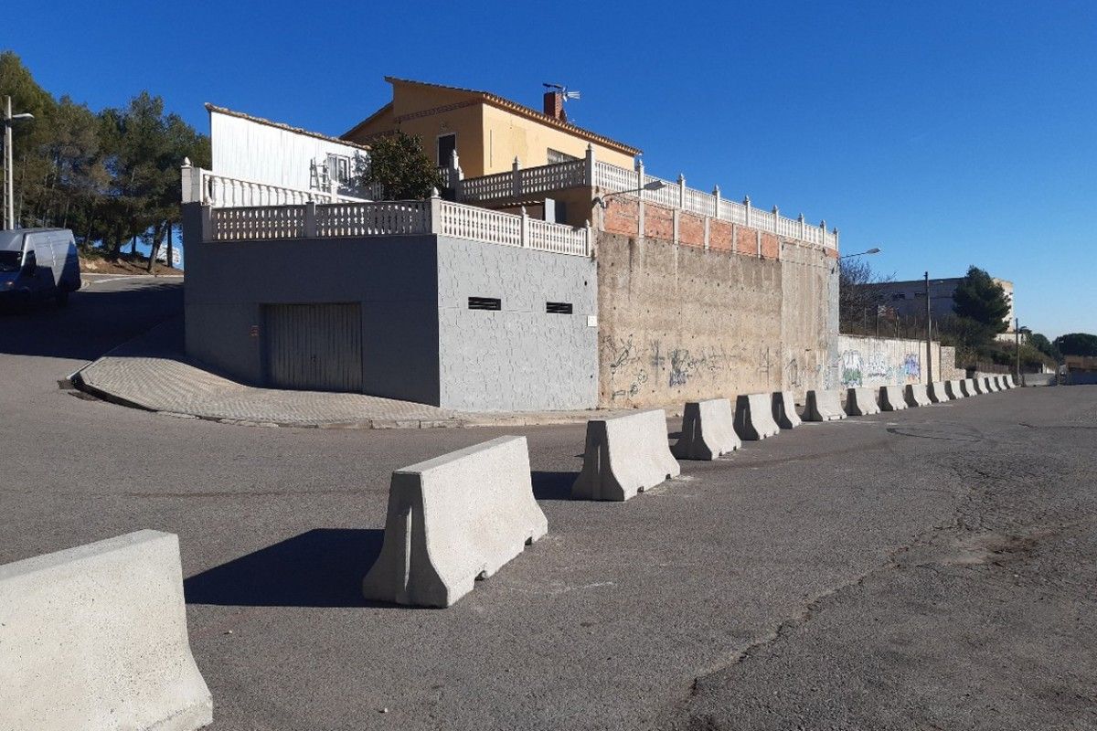 Els blocs de formigó per evitar botellots a Castellnou