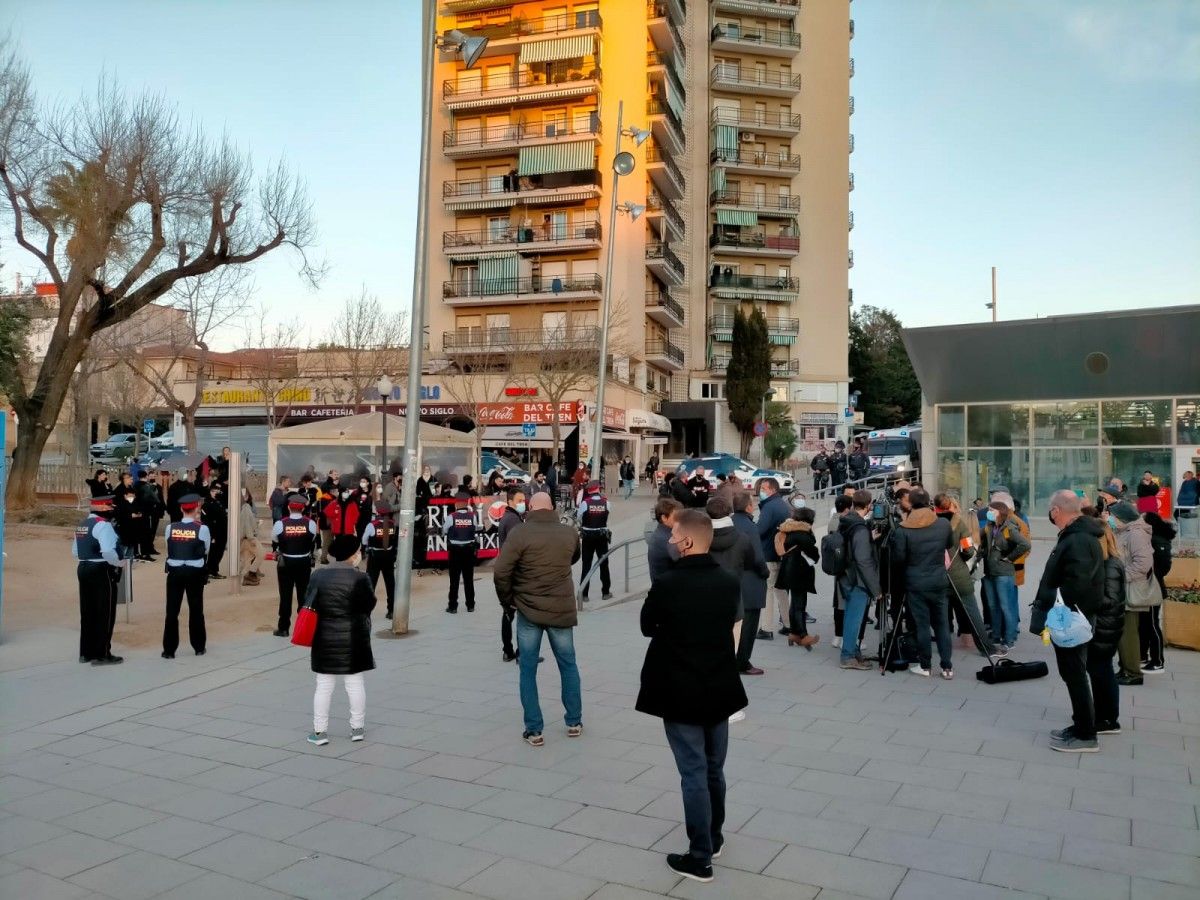 Una trentena d'activistes antifeixistes escridassen la comitiva de Vox a Rubí