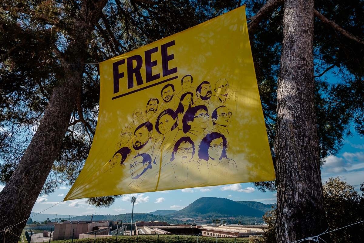 Pancarta demanant la llibertat dels presos polítics a Lledoners